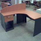 escritorio ergonomico con panel divisor